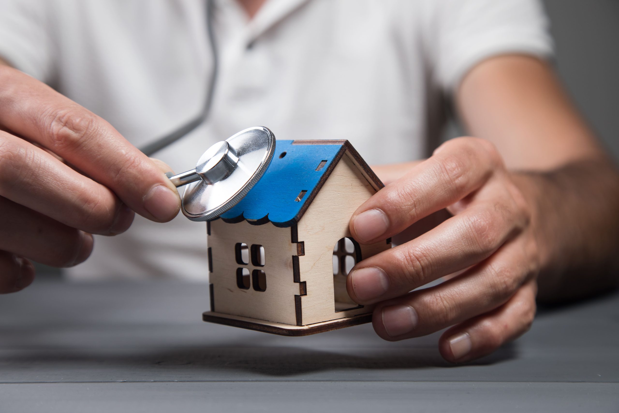 Propriétaire qui analyse son logement illustrant le diagnostic gaz obligatoire